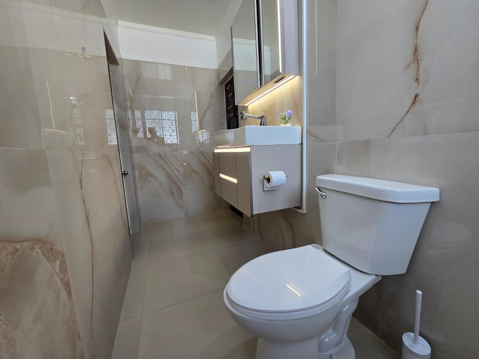 En-suite bathroom featuring a modern glass shower